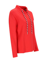 Lebendiger roter Hoodie mit langen Ärmeln, hohem Kragen und gestreiften Kordeln. Sweatshirt 1/1 Arm