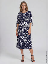 Navy und weißes jersey kleid mit abstract geometrischem muster und 3 4 arm zum binden hajo mode