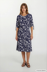 Navy blaues und weißes jersey kleid midi mit geometrischem muster und 3/4-ärmeln mit hajo mode details
