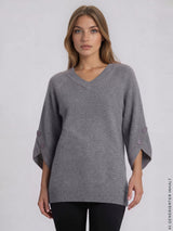 Grauer v ausschnitt strickpullover mit knöpfen an den manschetten aus weichem material mit 3 4 arm