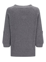 Pullover 3/4 arm in grauem meliertem strick mit gerafften manschetten und saum in entspannter passform