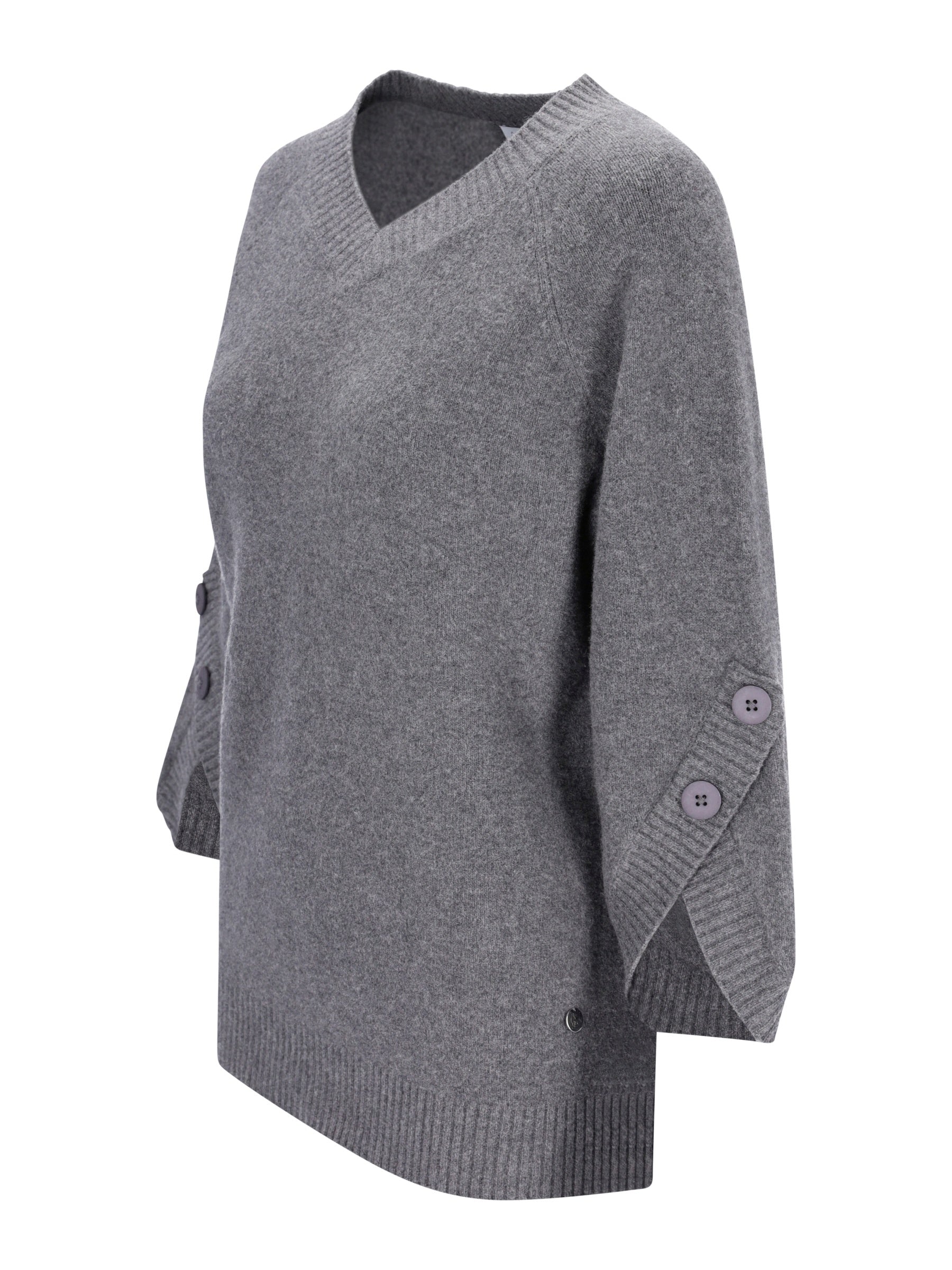 Grauer melierter pullover mit v-ausschnitt und dreiviertelärmel mit knopfdetails an den manschetten