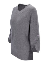 Grauer melierter pullover mit v-ausschnitt und dreiviertelärmel mit knopfdetails an den manschetten