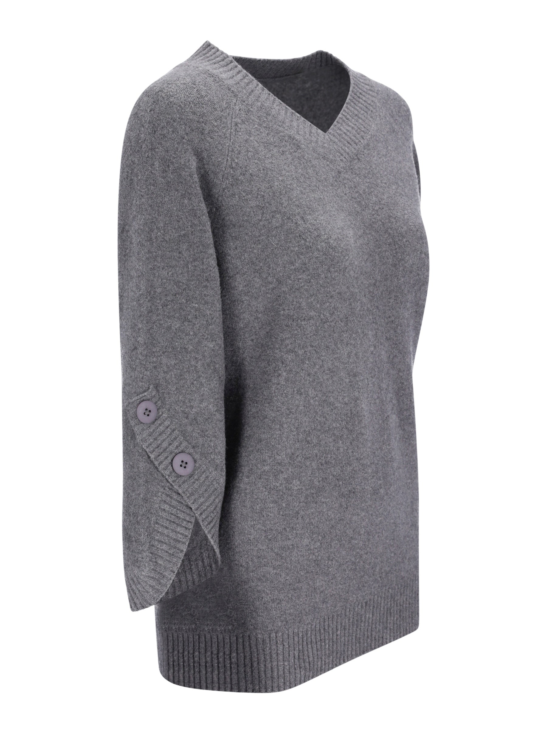Grauer pullover 3/4 arm mit v-ausschnitt, rippenbündchen und zwei knöpfen am ärmel aus weichem material