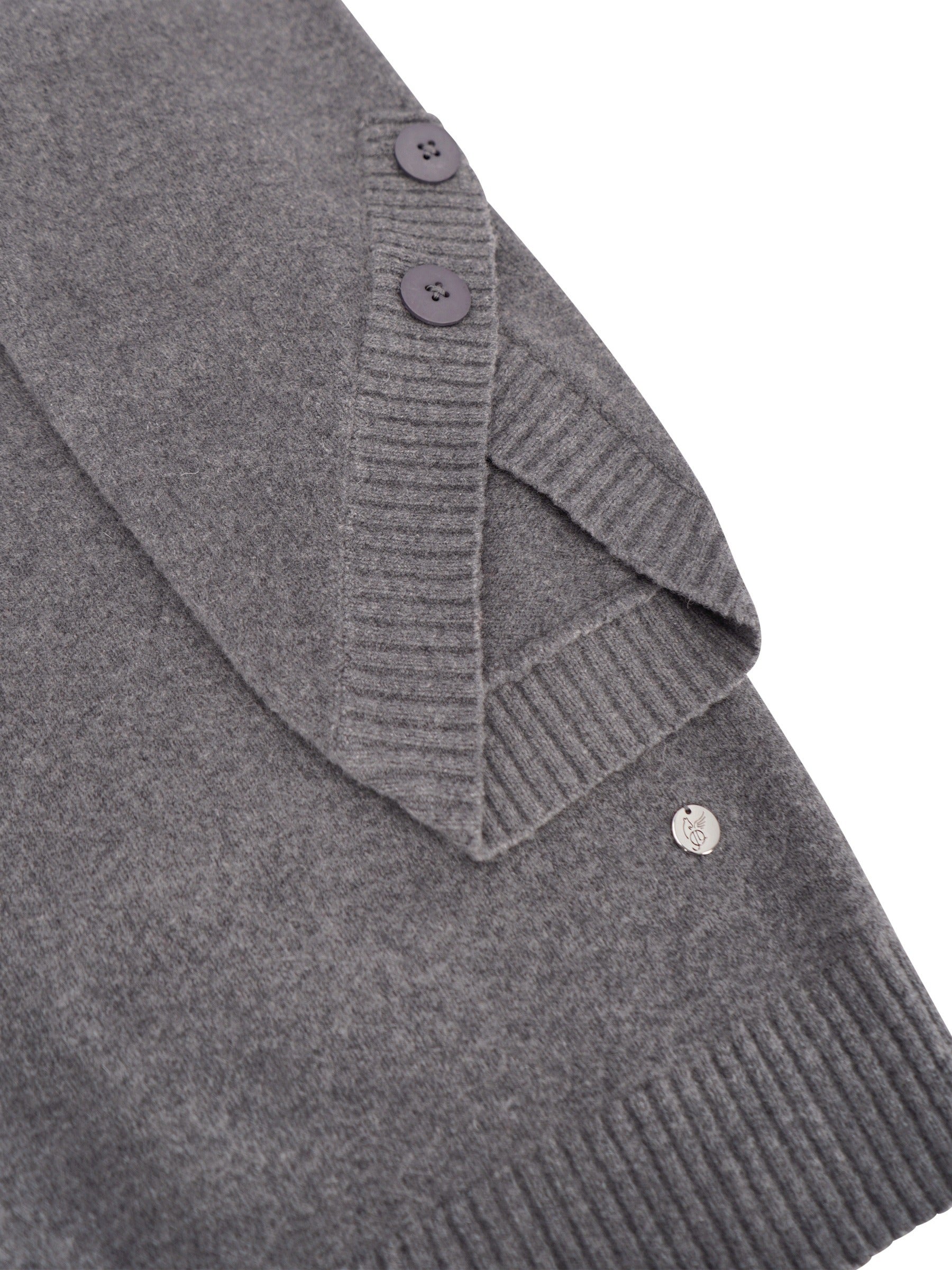 Grauer strick pullover mit 3/4 arm, gerippten bündchen und kragen, dunklen knöpfen und kleinem silbernem markenetikett