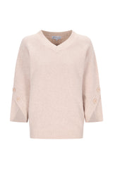Weicher blushfarbener pullover 3/4 arm aus strick mit v-ausschnitt und dekorativen knöpfen an den manschetten