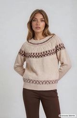 Beiger strickpullover im norweger stil mit braunen geometrischen mustern an schultern, ärmeln und saum