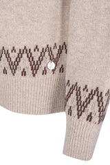 Beige Norweger style pullover aus strick mit braunem geometrischem muster und gerippten bündchen
