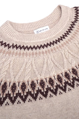 Beiger und dunkelbrauner norweger pullover mit fair isle muster und zopfstrickdetails aus wolle