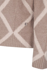 Beiger und cremefarbener intarsien pullover mit rautenmuster und gerippten ärmelbündchen aus strick
