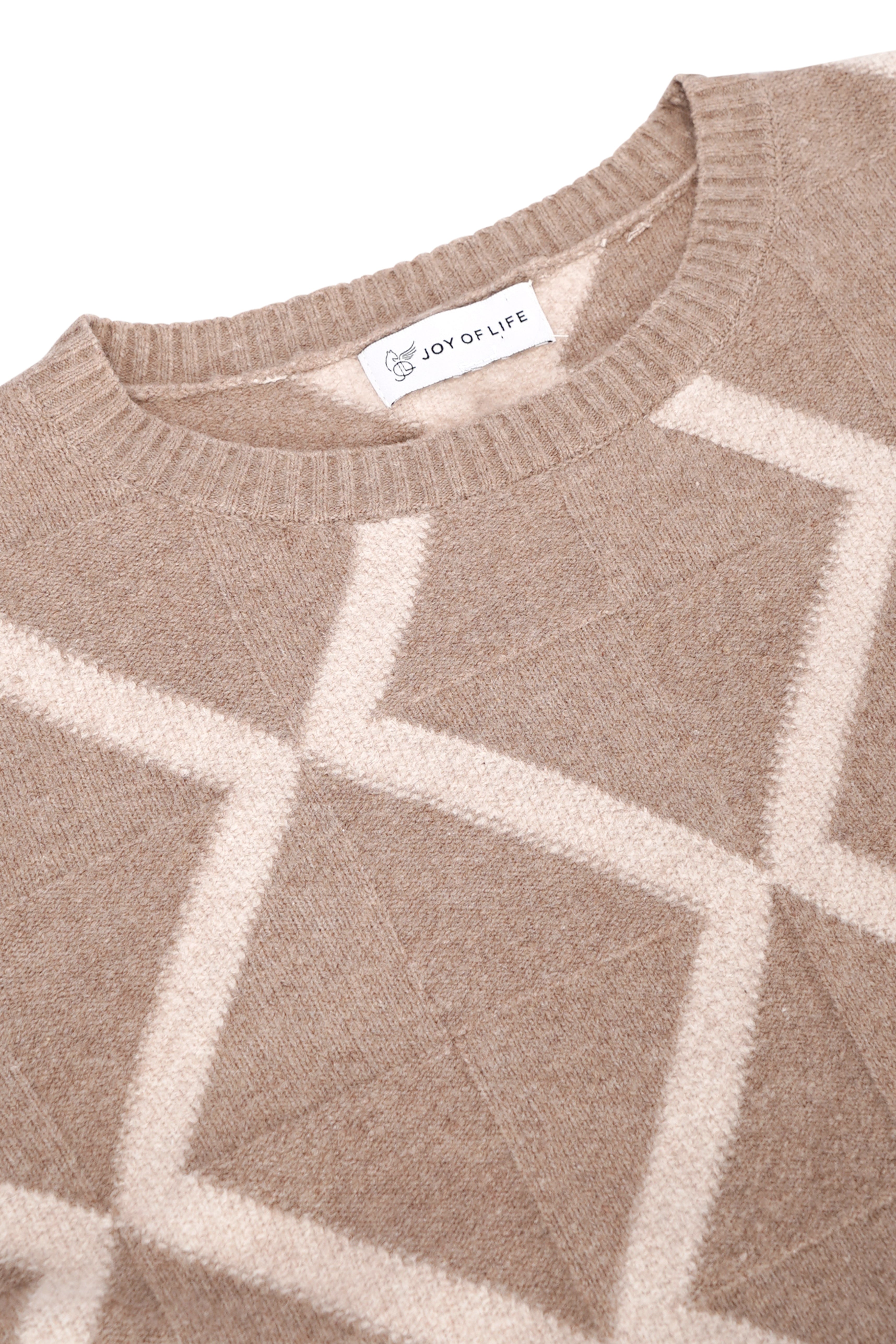 Beiger pullover intarsien raute mit cremefarbenem geometrischem diamantmuster aus strickmaterial