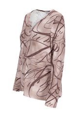 Ein soft taupe langarmshirt soft touch mit elegantem fließendem dunkelbraunem schriftmuster