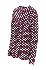 Flussiges langarmshirt mit kühlem karo-muster in schwarz weiß und magenta in diagonaler ausrichtung