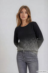 Schwarzer strickshirt soft touch mit langärmeln und gradientem chevronmuster bis zum weißen saum