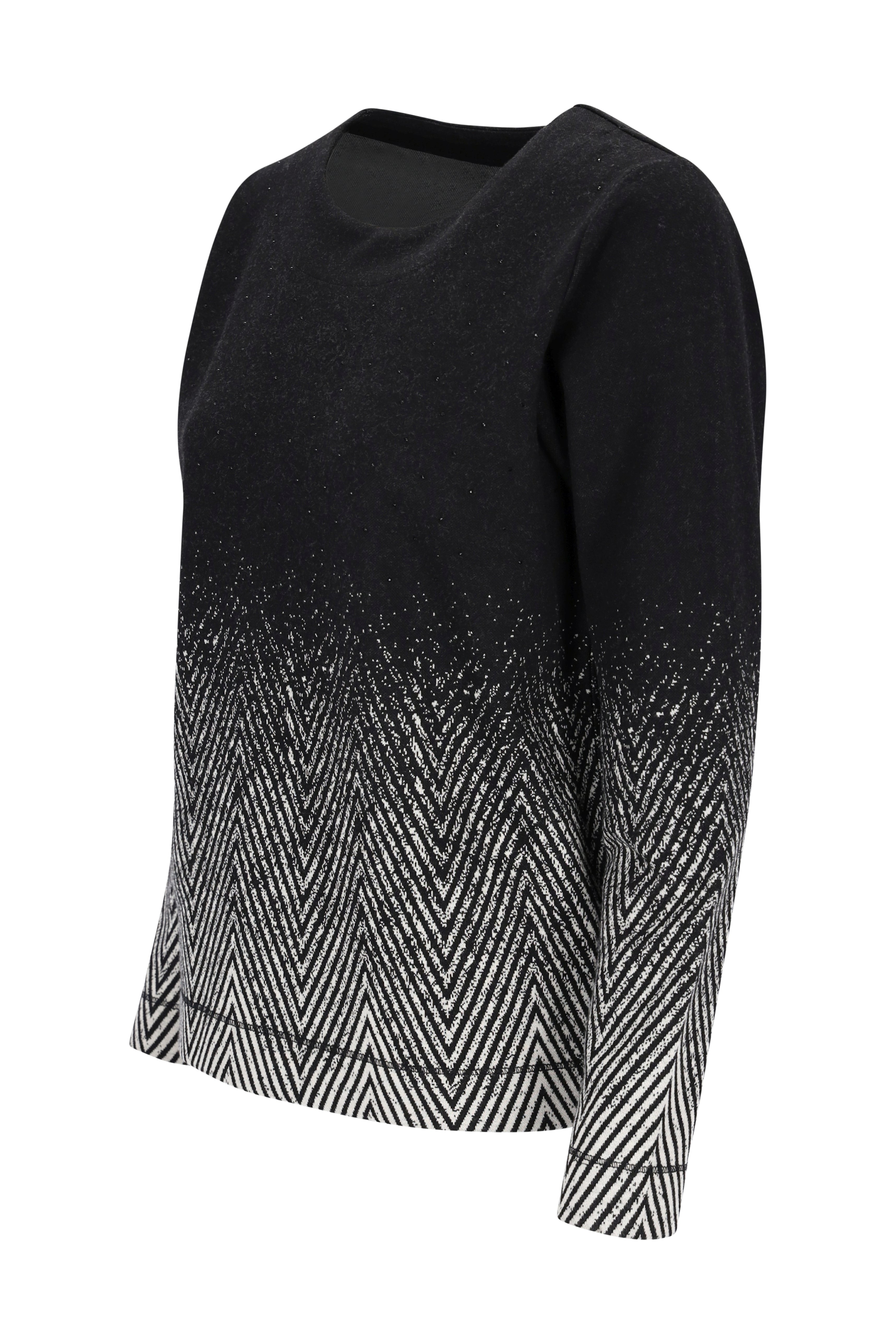 Schwarzer strickshirt soft touch pullover mit weichtextur und verlaufendem chevronmuster von schwarz zu weiß