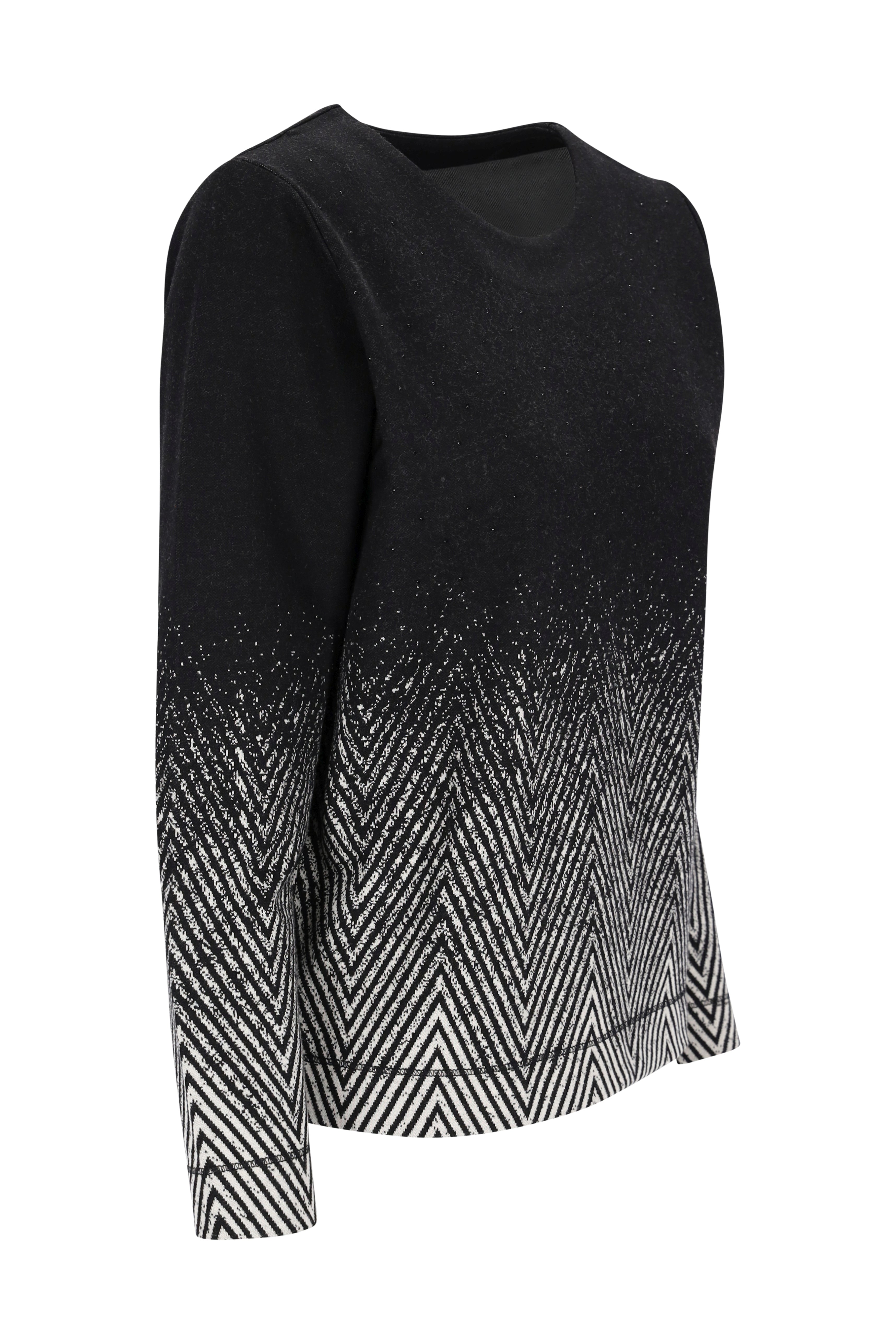 Schwarzer strickshirt soft touch pullover mit verlaufendem chevronmuster in weiß und silber am saum