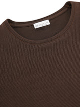 Braunes ribbed strickshirt struktur mit weichem, texturiertem stoff und rundem ausschnitt