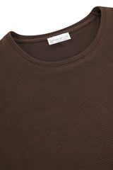 A braunes shirt struktur mit geripptem strickstoff und rundhalsausschnitt aus weichem, strukturiertem material