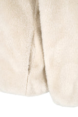 Creamfarbene teddy jacke aus flauschigem kunstfell mit weicher textur und zentraler nahtdetail