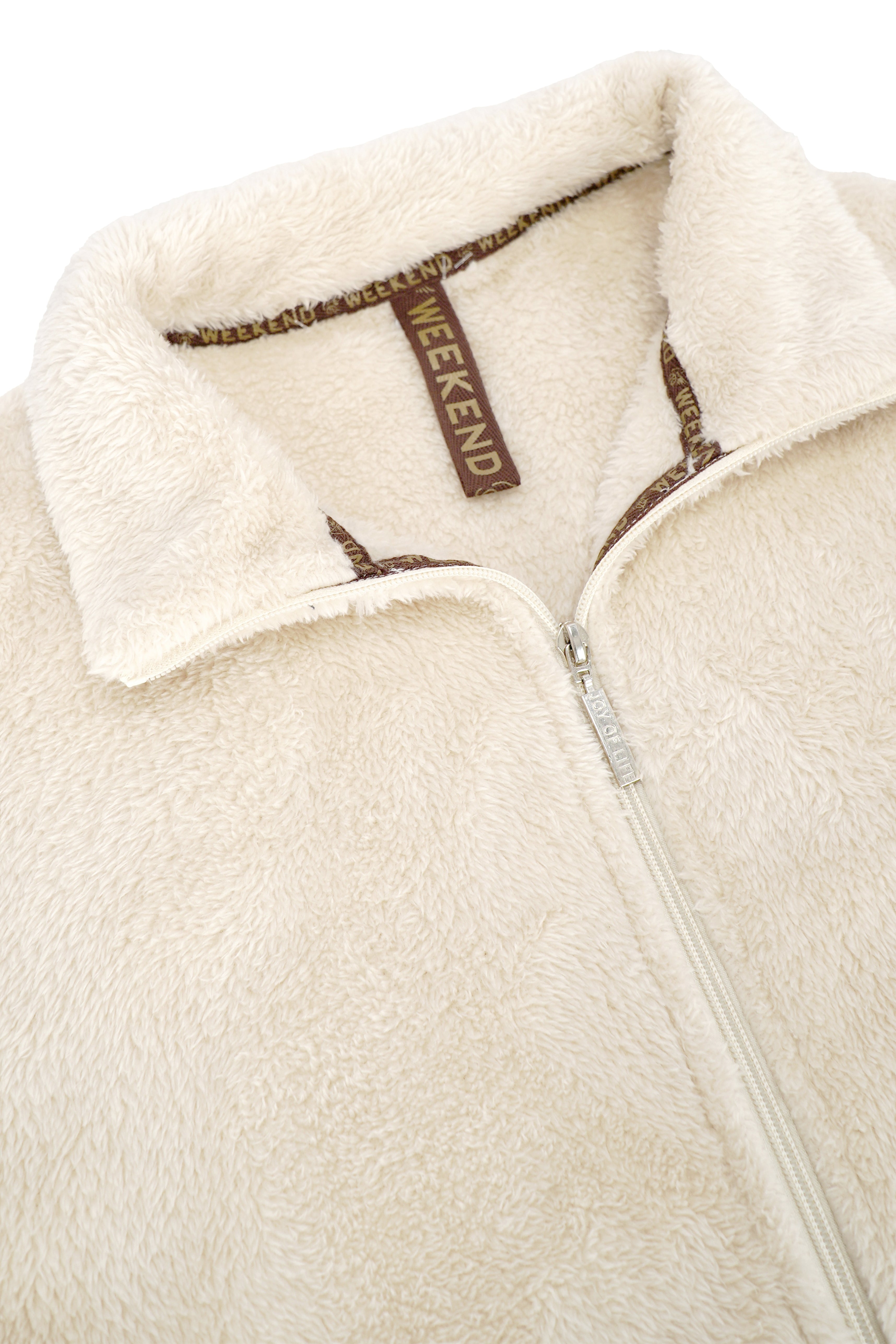 Creamfarbene teddy jacke aus fleece mit weicher textur und braunem markenetikett im kragen