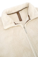 Creamfarbene teddy jacke aus fleece mit weicher textur und braunem markenetikett im kragen
