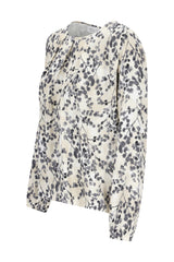 Eine zarte ivory bluse bedruckt mit schwarz-grauem floralmuster aus weich fließendem stoff und langen ärmeln
