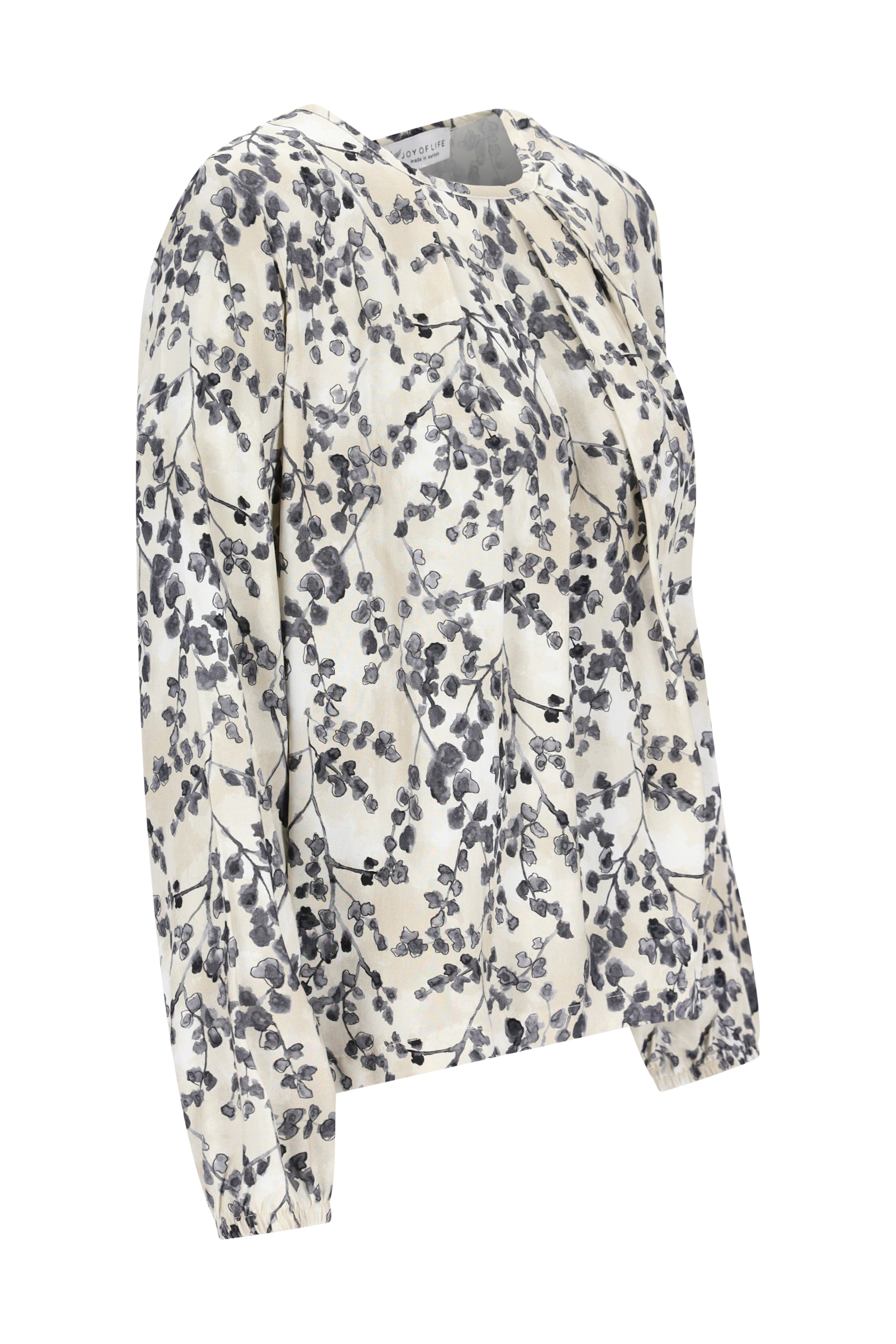 Eine zarte ivory bluse bedruckt mit schwarzem und grauem botanischem muster, langen ärmeln und gerafftem ausschnitt