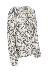 Eine zarte ivory bluse bedruckt mit schwarzem und grauem botanischem muster, langen ärmeln und gerafftem ausschnitt