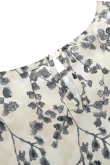 Bluse bedruckt mit zartem cremegrund und eleganten schwarzen floralen mustern mit plissee am ausschnitt