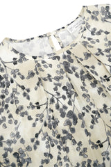 Cremefarbene bluse bedruckt mit zartem schwarz-grauem floralem muster und dezenten plissee am ausschnitt
