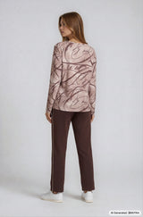 Eine weiche rosa scuba hose weite bluse mit eleganter dunkelbrauner kalligraphie auf dem stoff