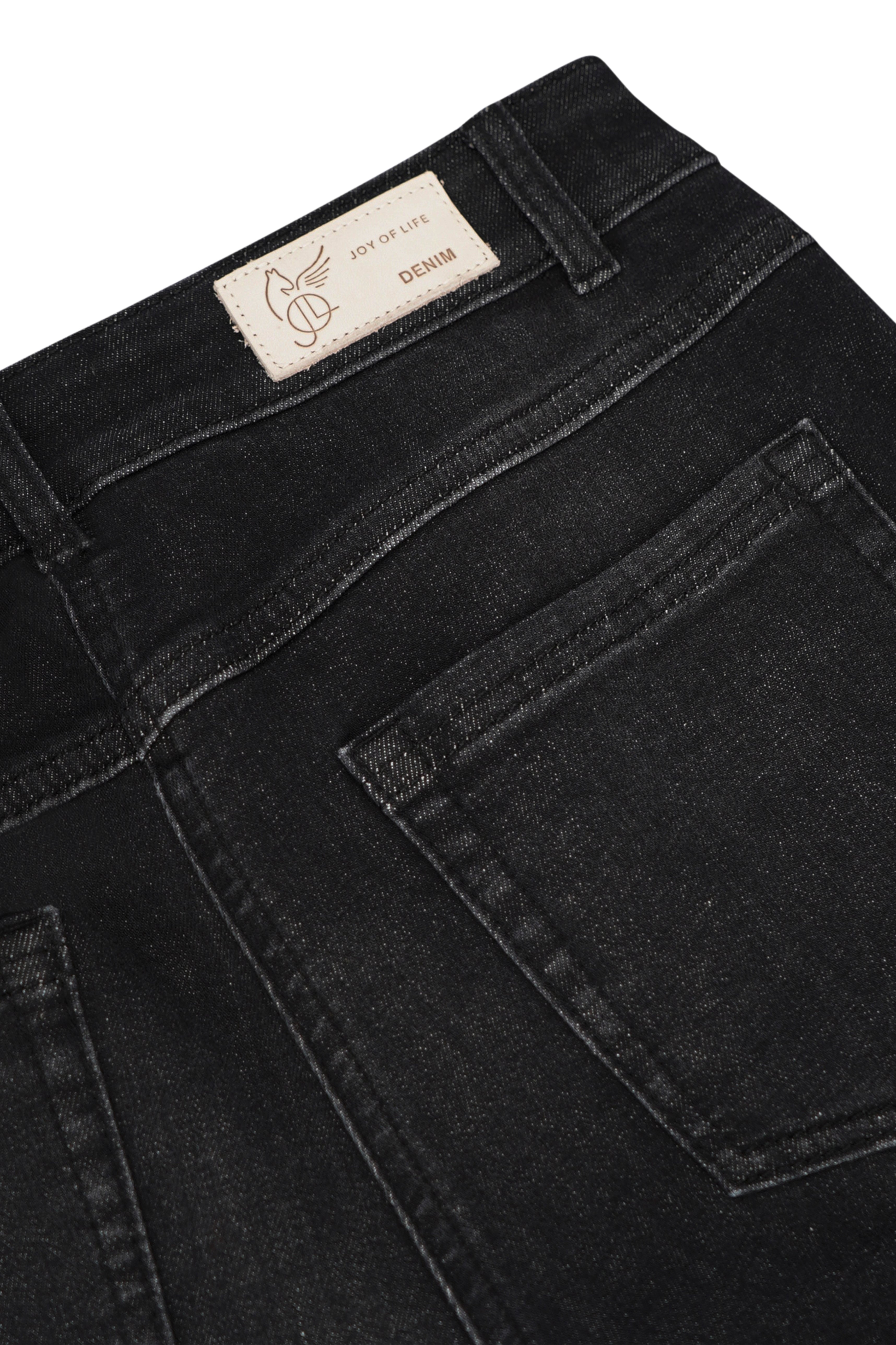 Schwarze jeans 5-pocket aus denim mit weißem label joy of life und denim am rückenteil
