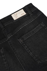 Schwarze jeans 5-pocket aus denim mit weißem label joy of life und denim am rückenteil