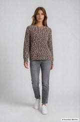 Ein gemütlicher langärmliger strickpullover in braun-beigem muster passend zu jeans 5-pocket