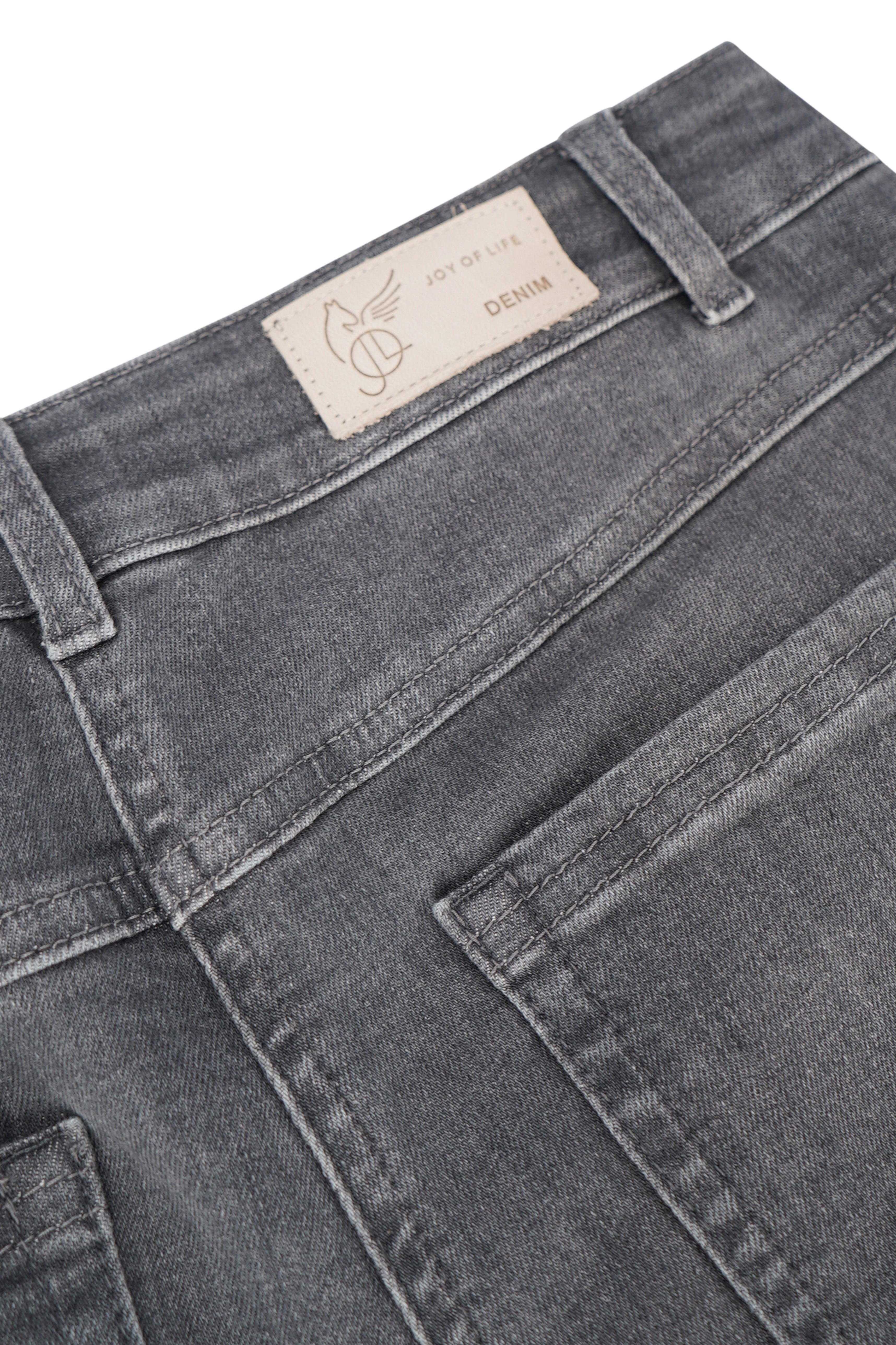 Gray denim jeans 5-pocket mit beige joy of life denim markenlabel am bund aus hochwertiger baumwolle