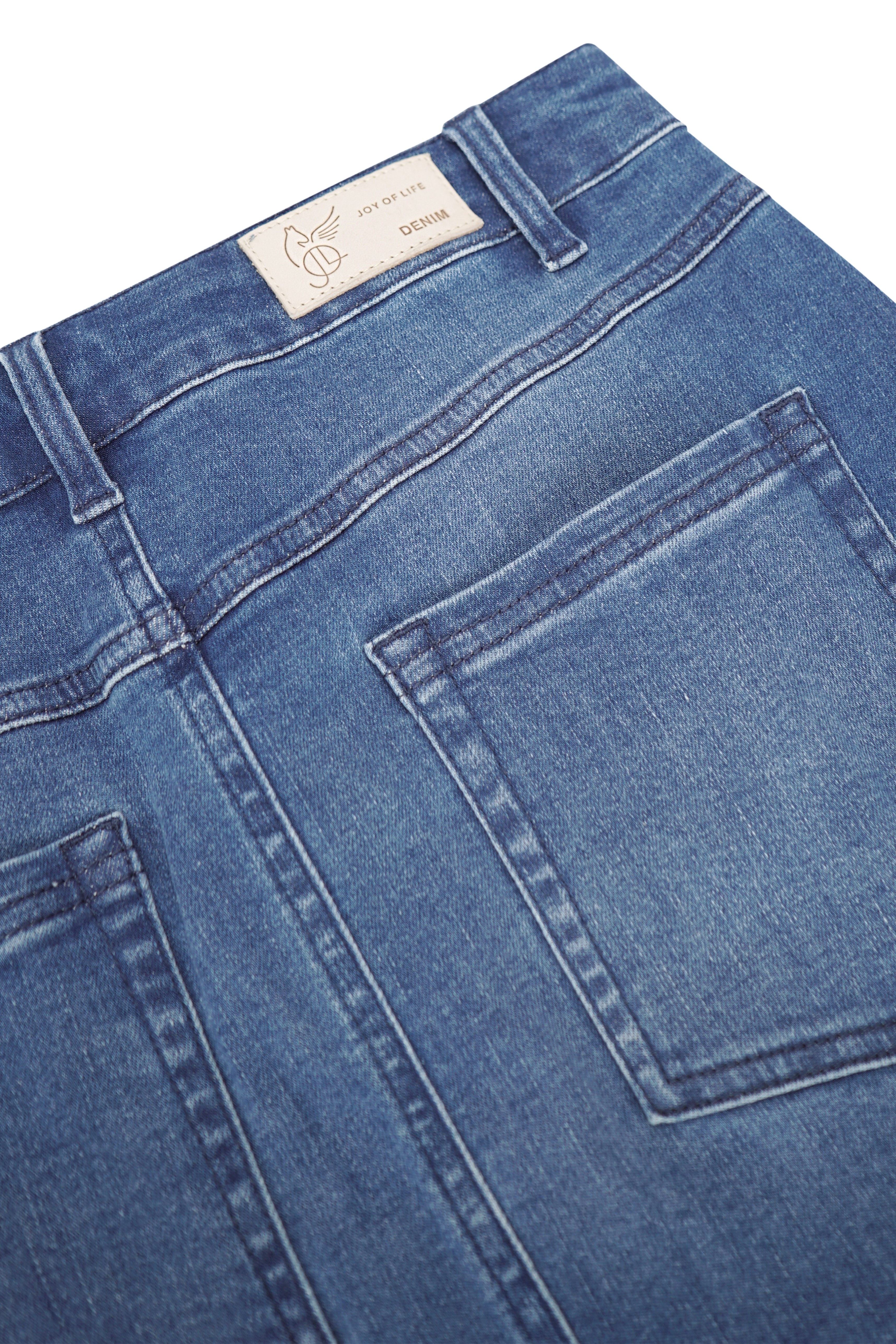 Blauer jeansrock 5-pocket aus denim mit beigem markenlabel joy of life am rückenteil