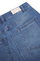 Blauer jeansrock 5-pocket aus denim mit beigem markenlabel joy of life am rückenteil