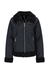 Schwarze bomberjacke mit silbernen reißverschlüssen und schnallen in lammfelloptik mit sherlingfutter