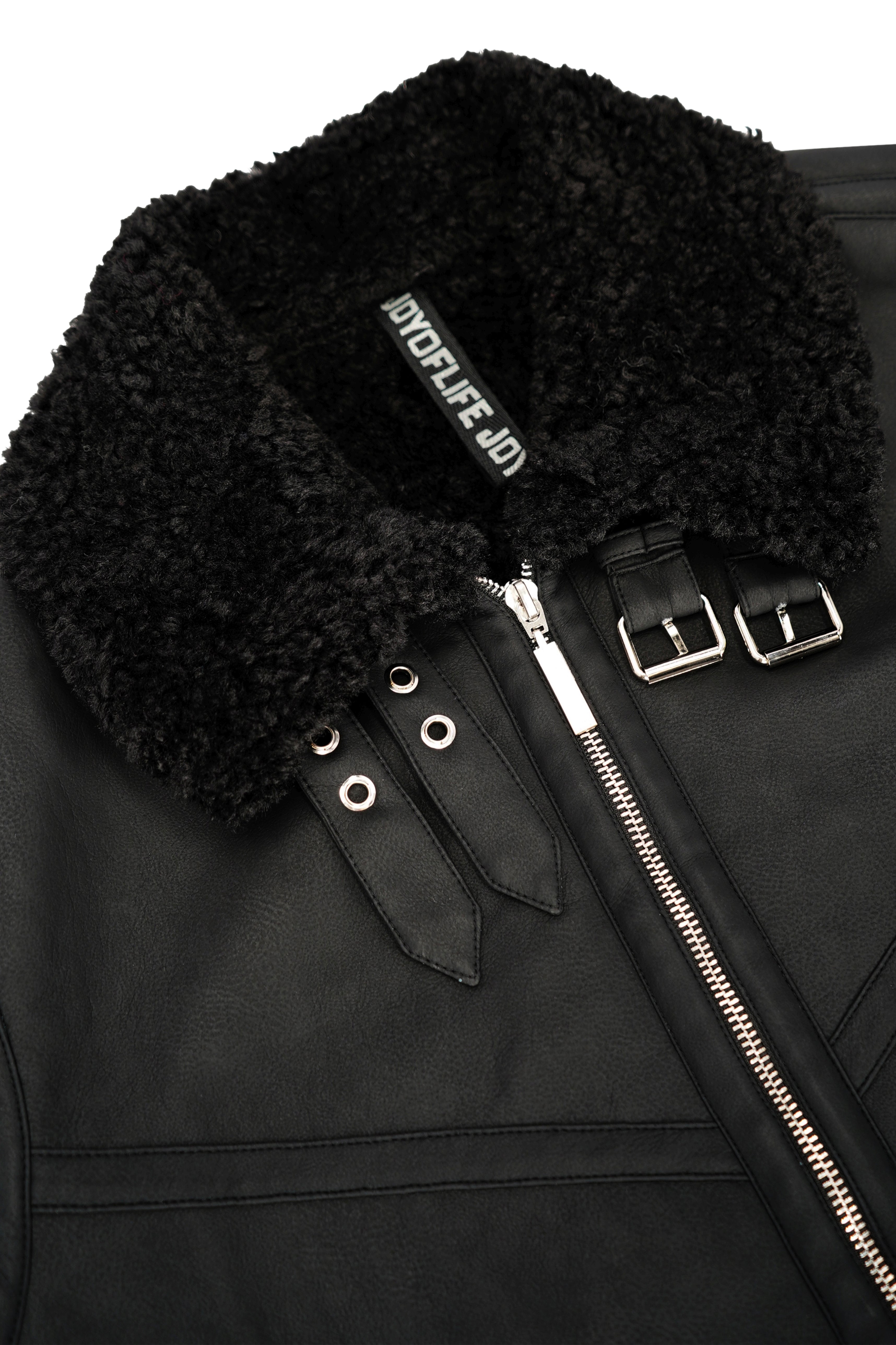 Schwarze jacke lammfelloptik mit schafsfellfutter, silberfarbener hardware und gebrandetem kragenetikett