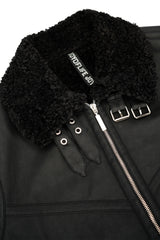 Schwarze jacke lammfelloptik mit schafsfellfutter, silberfarbener hardware und gebrandetem kragenetikett
