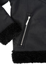 Schwarze jacke lammfelloptik mit silbernem reißverschluss und kontrastierender schwarzer schafsfellfütterung