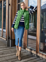 Grüne gesteppte steppweste mit knopfleiste und hohem kragen aus quilted puffer material