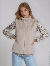 Hochwertige beige fake fur weste mit hohem kragen und front zipper aus kunstpelz