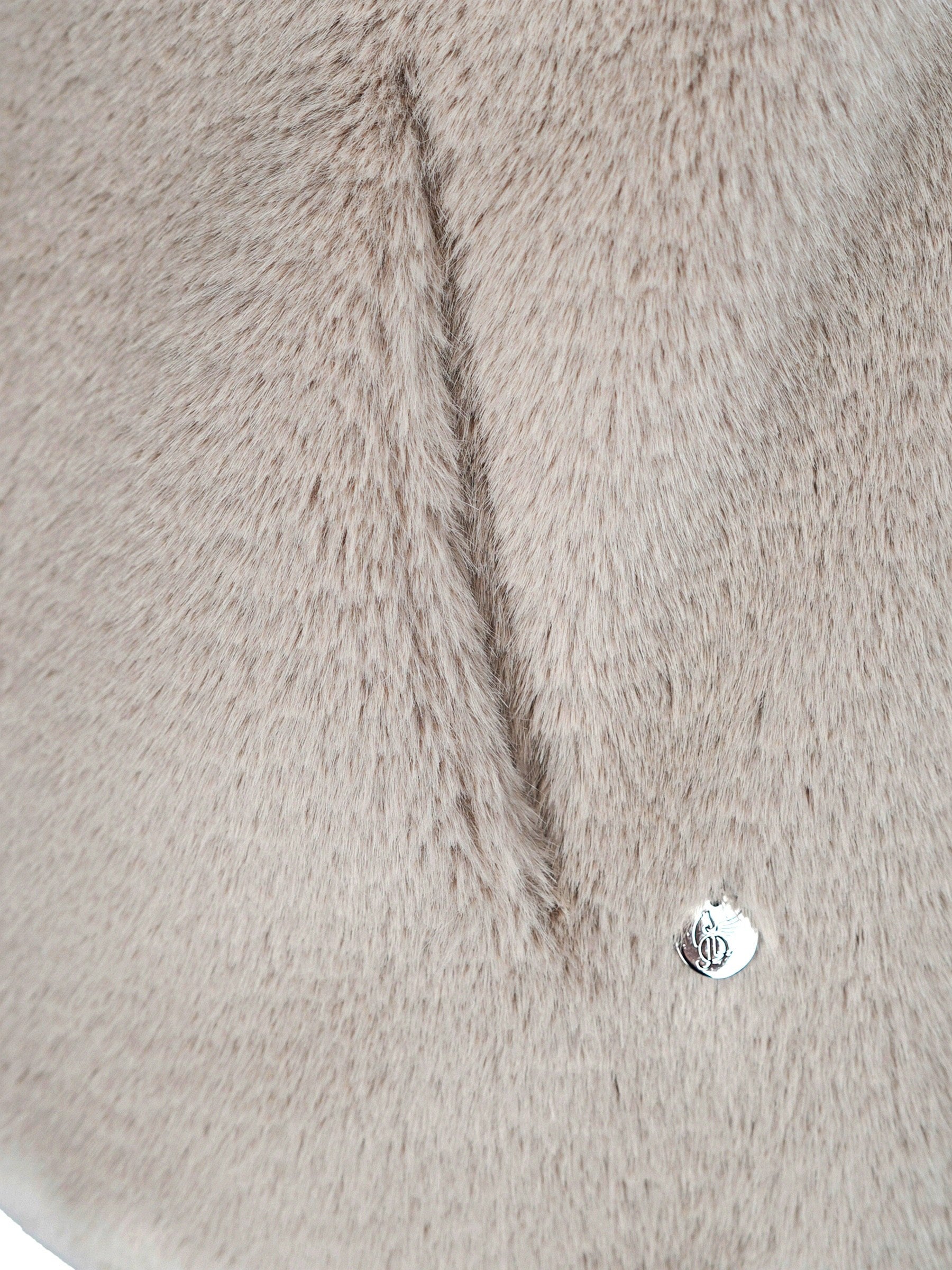 Hochwertige fake fur weste beige aus faux fur mit dezentem mittiger naht und kleinem silbernem markenlabel