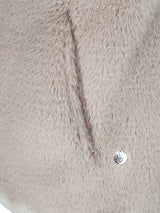 Hochwertige fake fur weste beige aus faux fur mit dezentem mittiger naht und kleinem silbernem markenlabel