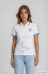 Weiße poloshirt mit hellblauem rand und reitergrafik in blau, markenlogo von hato für polopique el polista und hajo mode