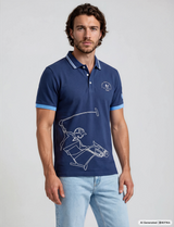 Navyblaue poloshirt mit hellblauer einfassung und weißer linienzeichnung eines reiterhajos mode polopique el polista