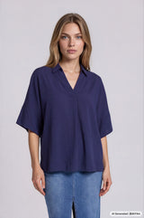 Navyblaue kurzarmbluse mit bluse v-neck und kragen für elegante und legere anlässe