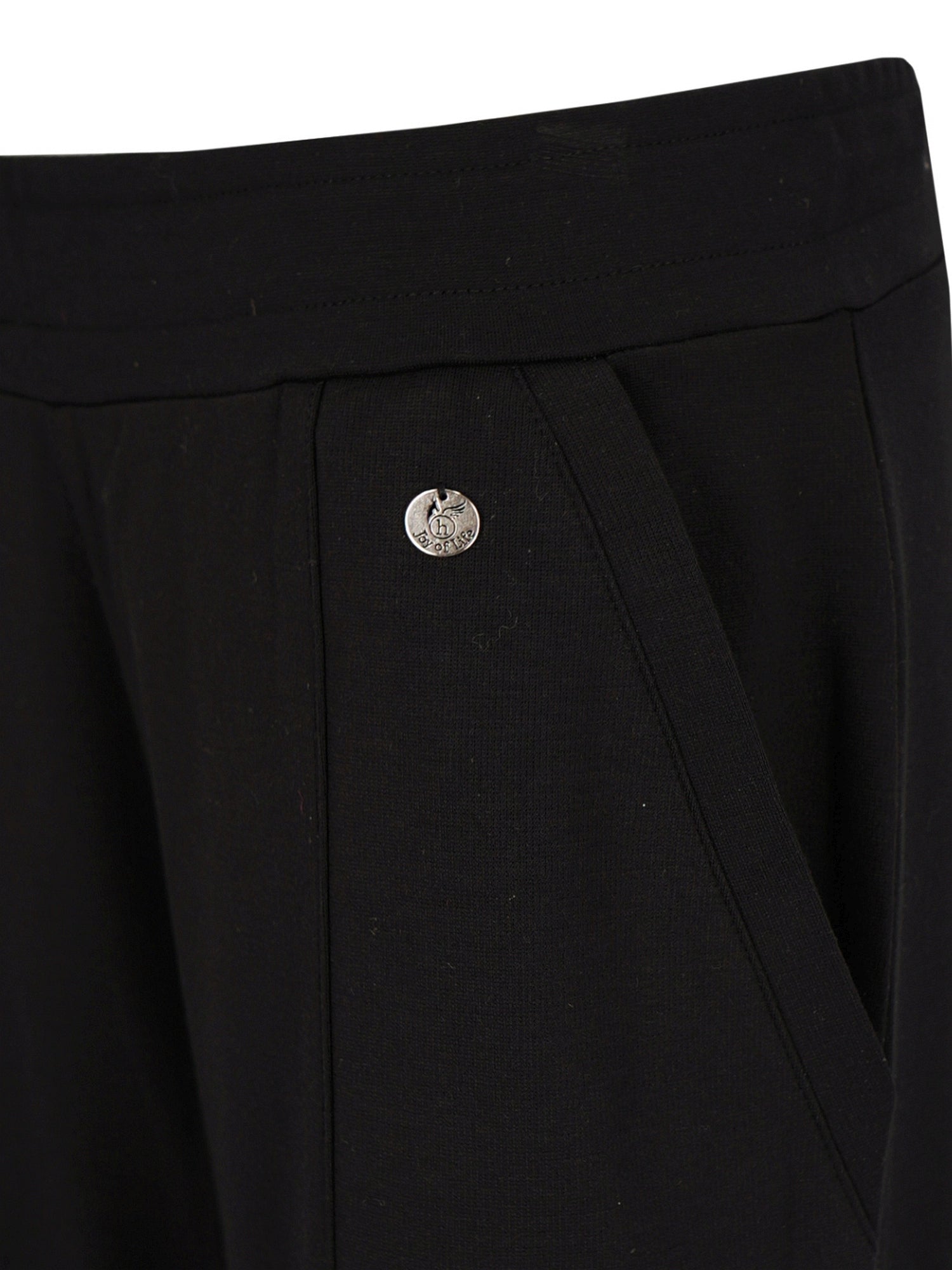 Schwarze maßgeschneiderte Hosen mit silberner Knopfdetail.