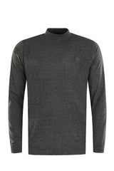 Dunkelgrauer Pullover mit Rollkragen und langen Ärmeln.